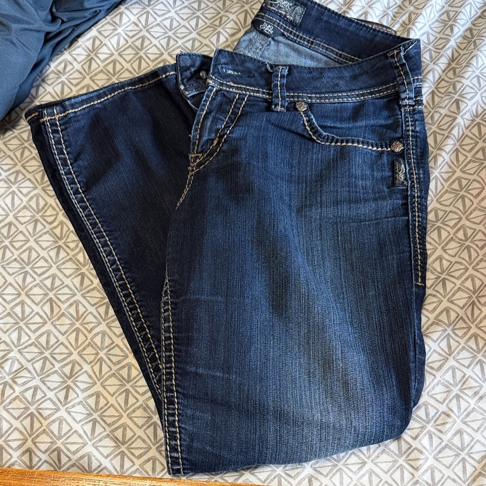 Classic Dark Wash Women’s Capri Jeans - Blue